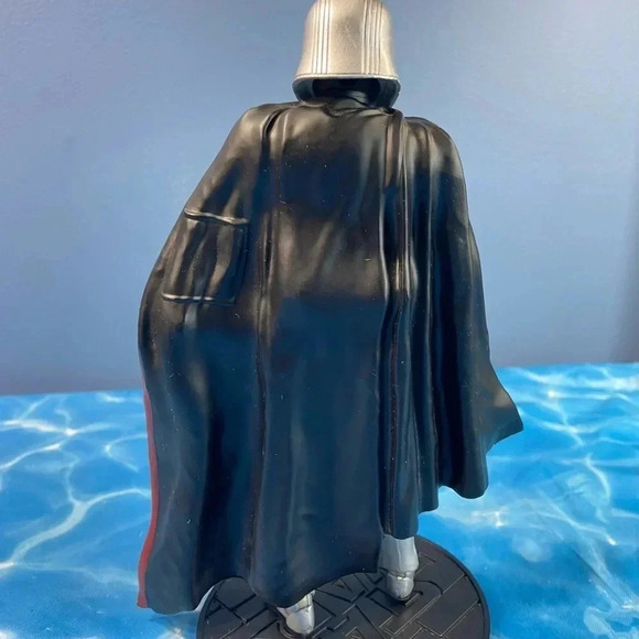 Star Wars Elite Series - Disney Store Exclusive - Die-Cast Captain Phasma 7 1/4” - Picture 5 of 14